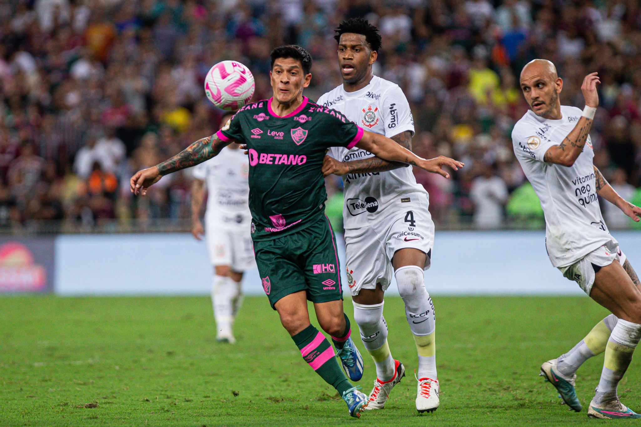 Fluminense detona arbitragem após empate contra o Corinthians: ‘Vergonhosa e tendenciosa’