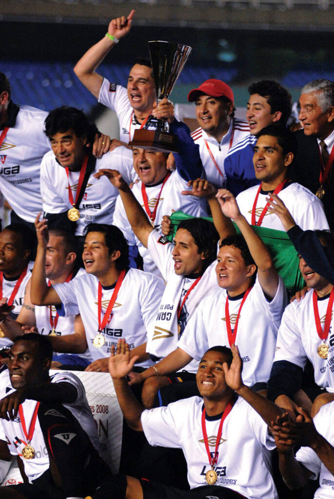 Jogadores da LDU, comemorando o título da Libertadores, em jogo contra o Fluminense, no estádio do Maracanã - Daryan Dornelles / PLACAR