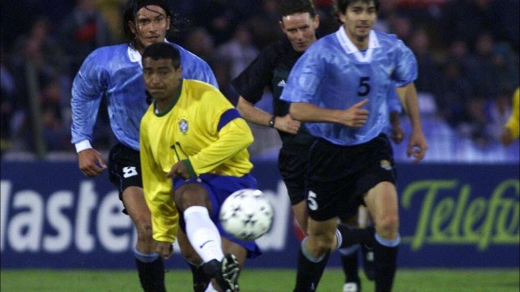Romário em ação pela seleção brasileira contra o Uruguai em 2001 - Reprodução/Globo