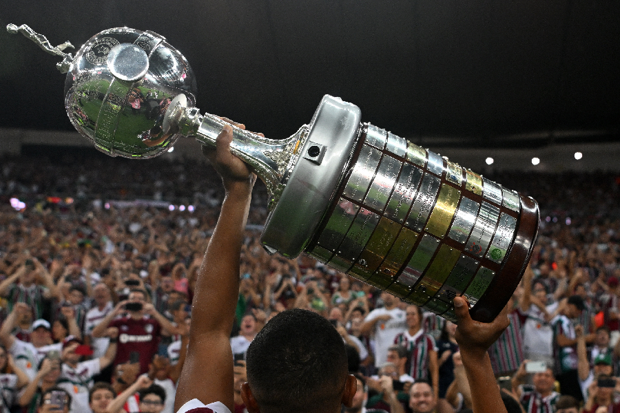 Taça da Libertadores com o polêmico anel sobre a base - Carl de Souza/AFP