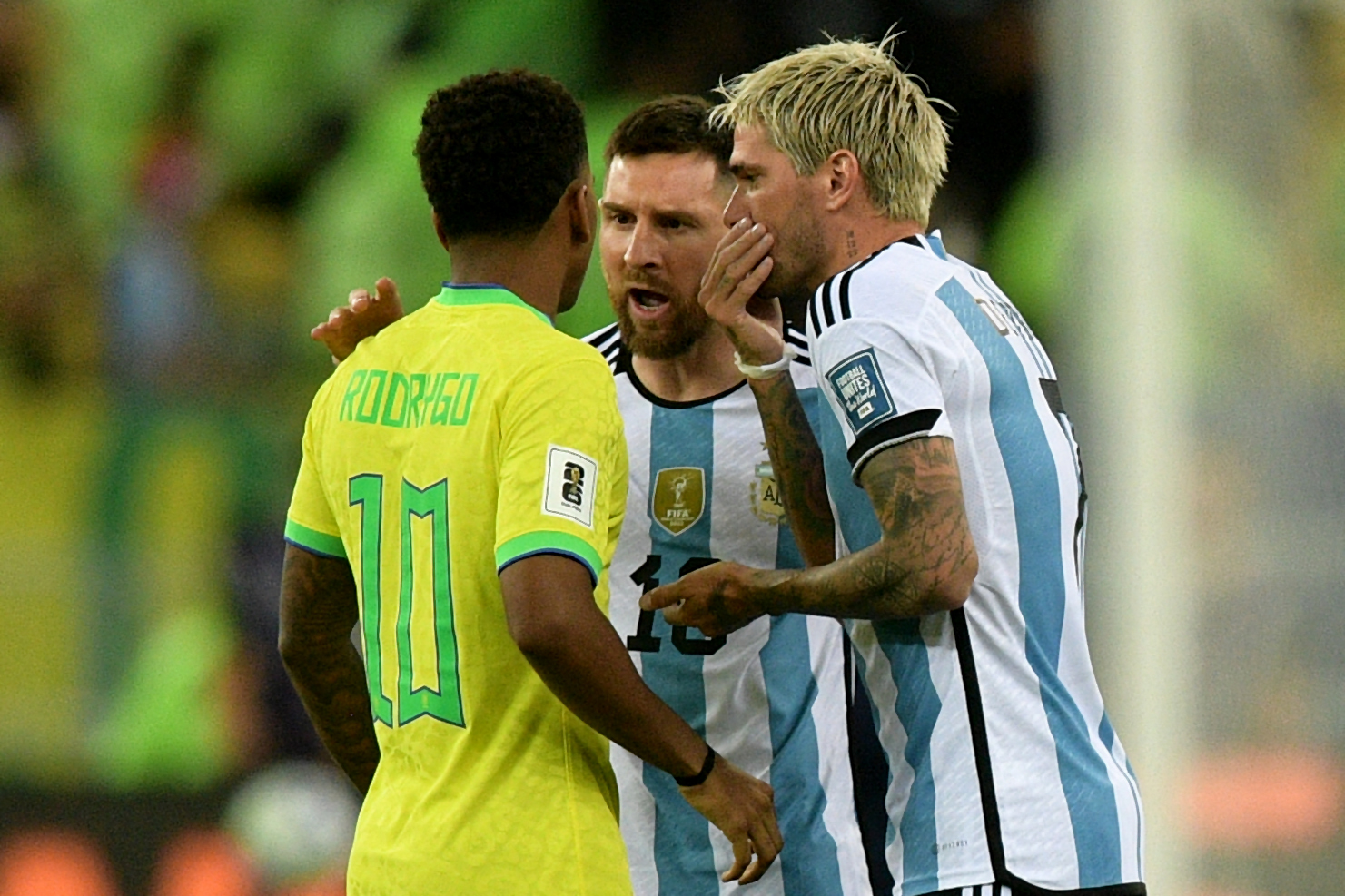 Rodrygo é vítima de ataques racistas após discussão com Messi