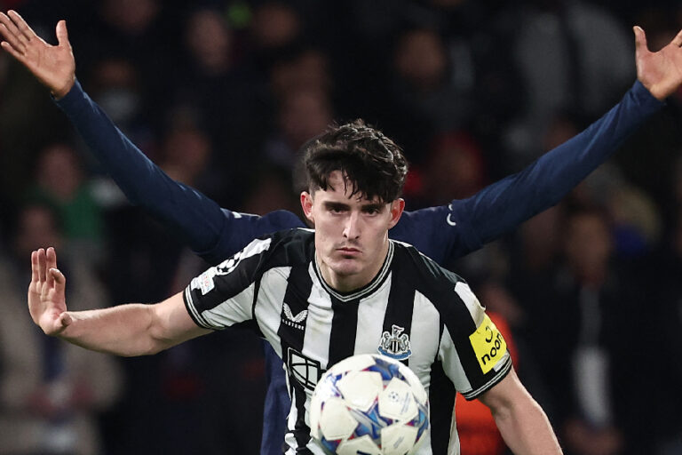VAR é afastado pela Uefa após pênalti marcado em PSG e Newcastle