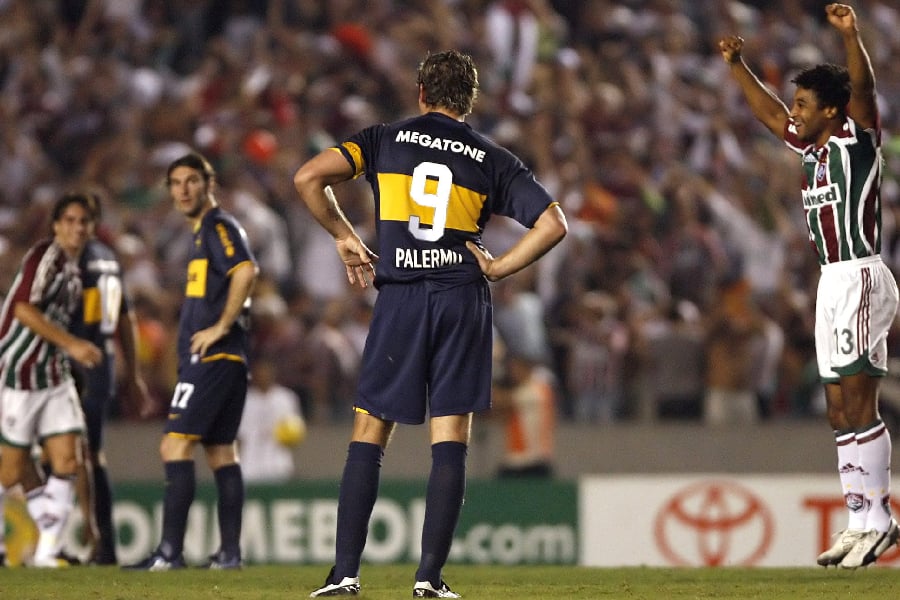 Martín Palermo, com as mãos na cintura, só observa a festa tricolor - Antonio Lacerda/EFE