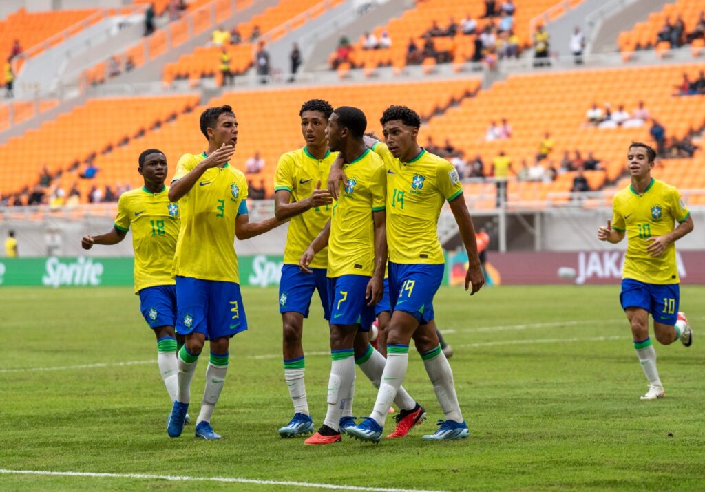Seleção brasileira sub-17 comemora um dos gols na vitória sobre a Nova Caledônia no Mundial: 9 a 0 - Leto Ribas/CBF