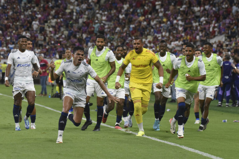 Cruzeiro vence jogo atrasado contra o Fortaleza e deixa a zona de rebaixamento