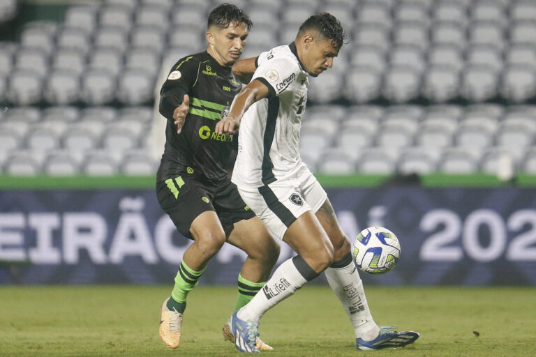 Botafogo marca nos acréscimos e sofre empate na sequência para o Coritiba