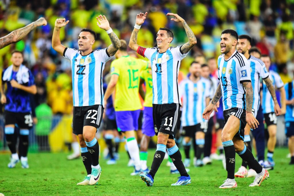 Jogadores argentinos festejam a vitória sobre o Brasil no Maracanã - Alexandre Battibugli/PLACAR
