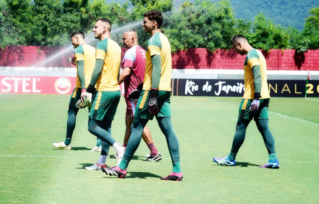 Jogadores do Fluminense entram em campo para o início do treino - Alexandre Battibugli/Placar