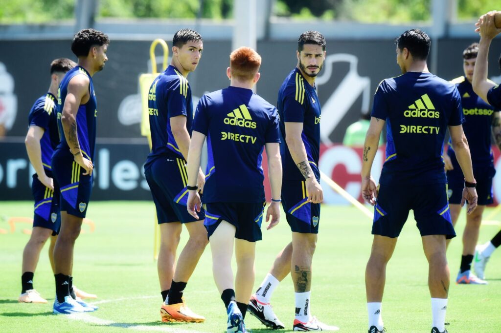 Jogadores do Boca durante o treinamento no CT do Vasco - Alexandre Battibugli/Placar