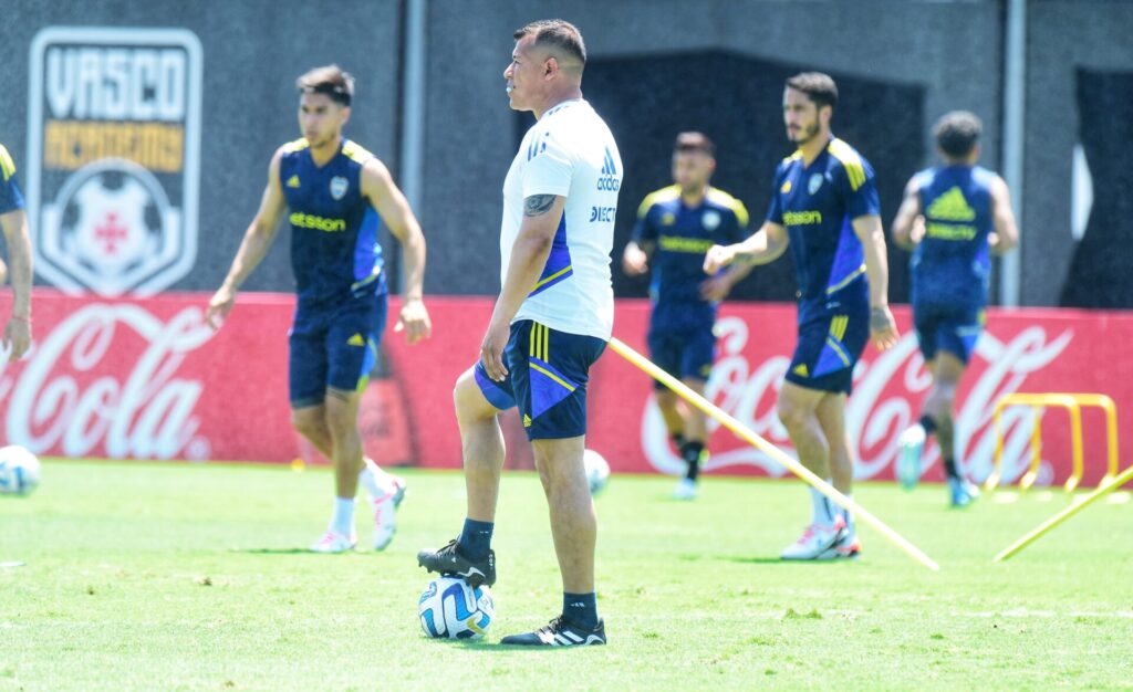 Jorge Almirón observa os jogadores durante o treinamento - Alexandre Battibugli/Placar
