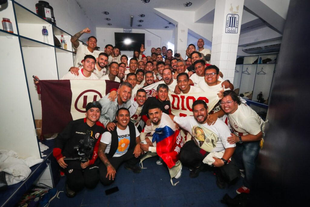 Universitario festeja título peruano no vestiário após apagão no estádio rival - Divulgação/Universitario