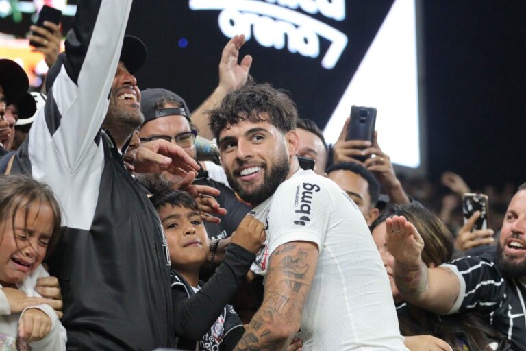 Corinthians bate o Athletico-PR, pega o elevador e se afasta de vez do Z-4