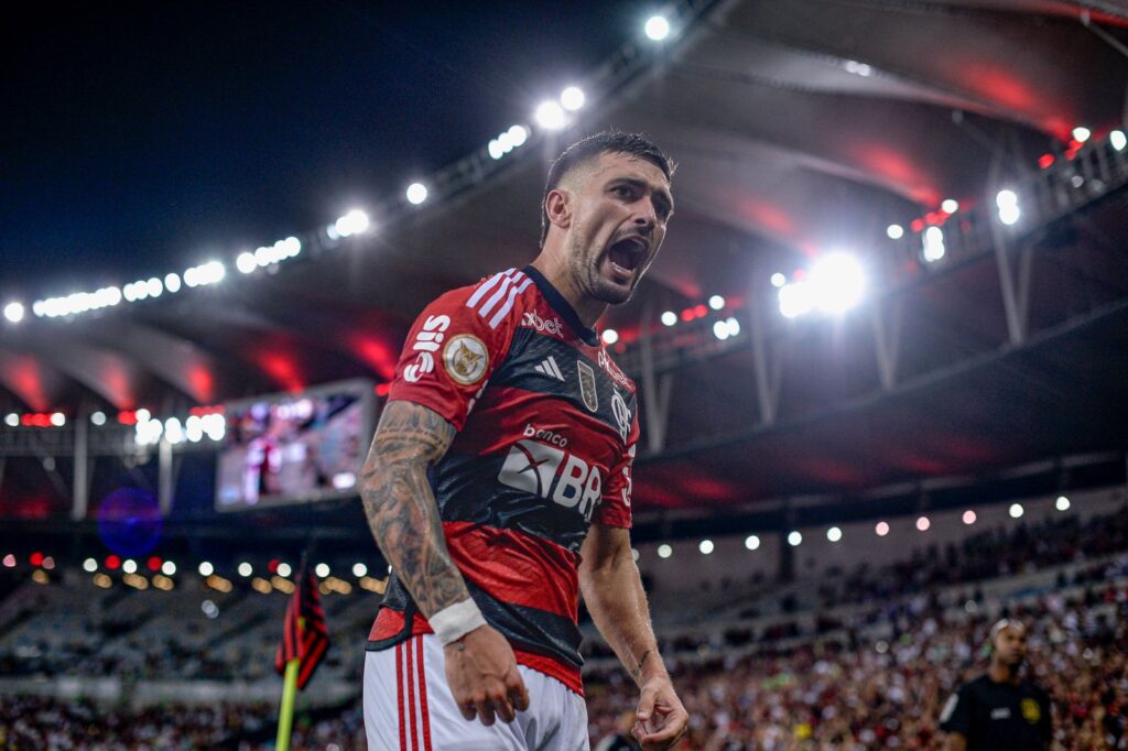 Arrascaeta decide e deixa o Flamengo na cola do líder Palmeiras - Marcelo Cortes / CRF