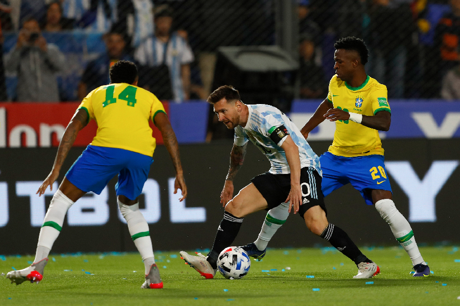 Messi em confronto diante do Brasil nas últimas Eliminatórias - Gustavo Ortiz/Getty Images