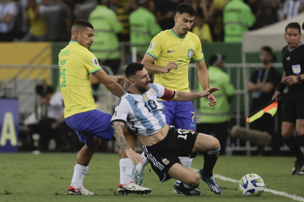 Brasil perde para Argentina e cai pra sexto na classificação das