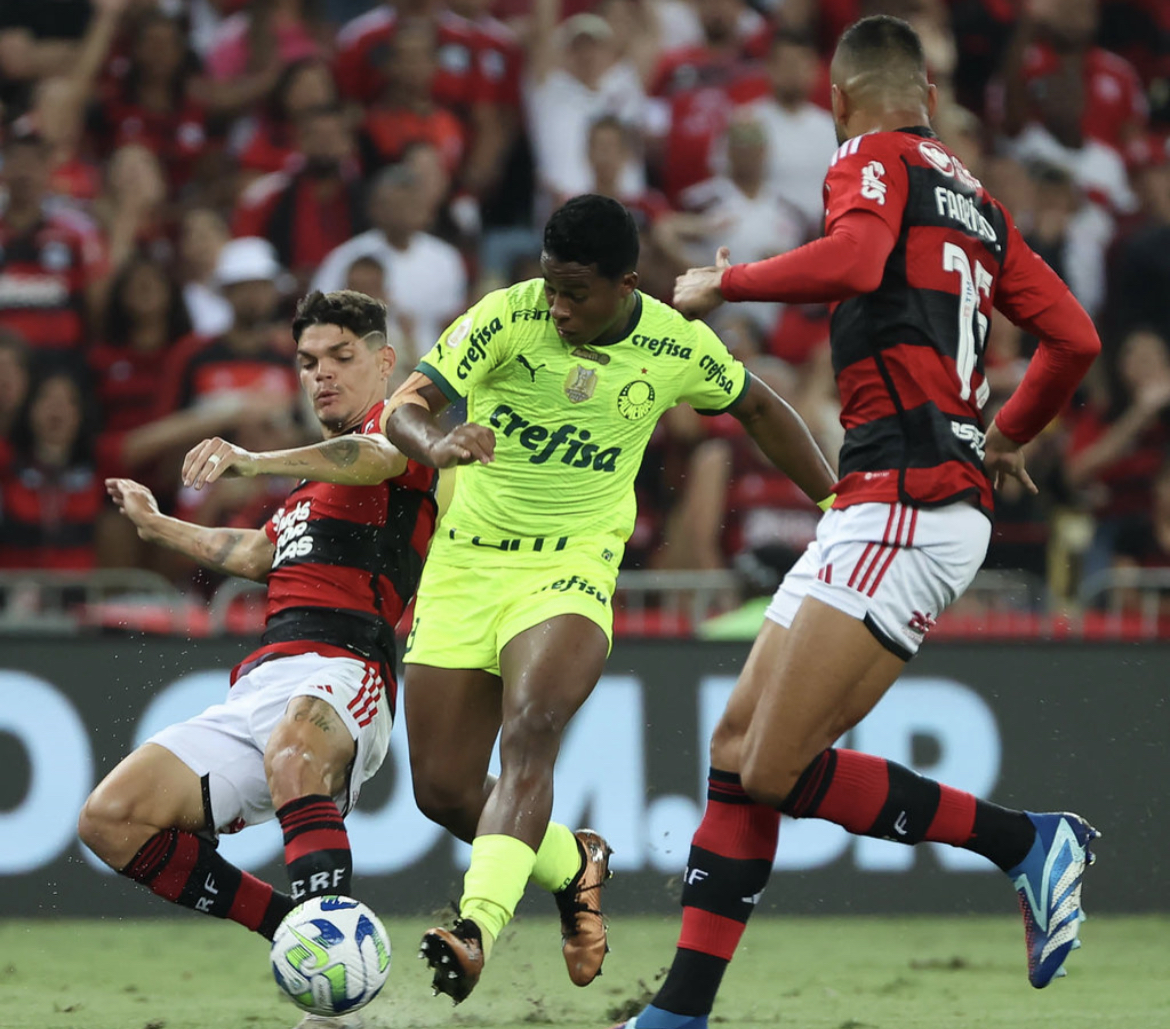 Flamengo despacha Bragantino em jogo frenético e cola no líder Palmeiras -  Placar - O futebol sem barreiras para você