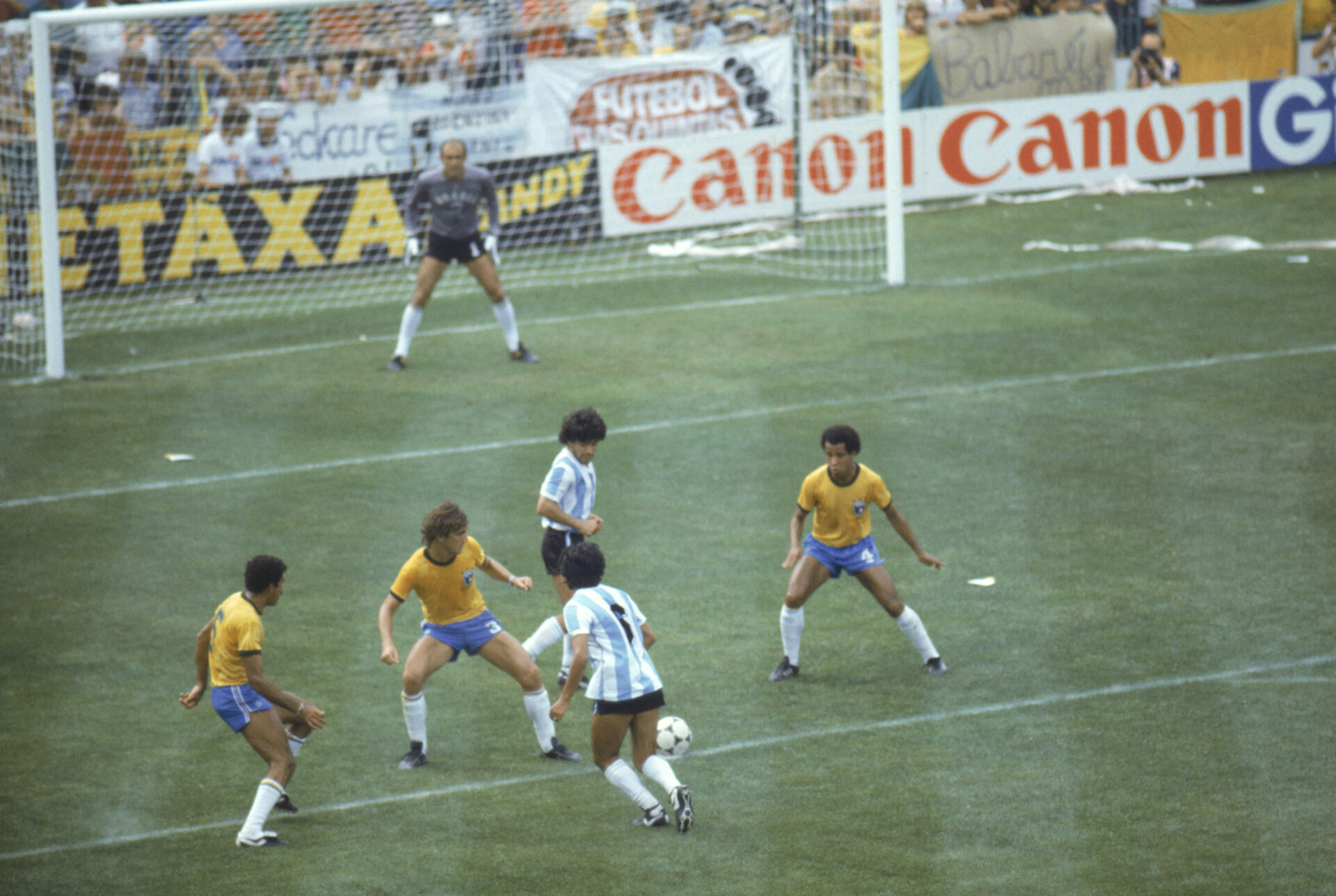 Ramon Díaz (de costas) tabela com Maradona na derrota da Argentina para o Brasil na Copa de 1982 - Ricardo Chaves/ PLACAR