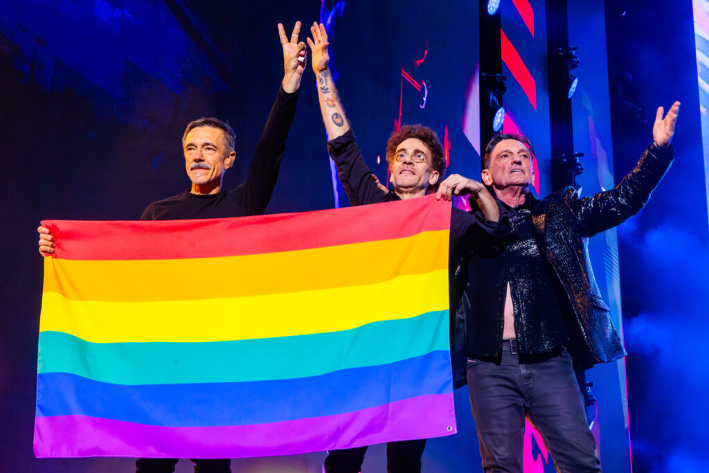O pendão LGBTQIA+ com os tons do arco-íris: no avesso da polarização e rivalidade, em ideia acatada com simpatia por toda a banda / Marcos Hermes