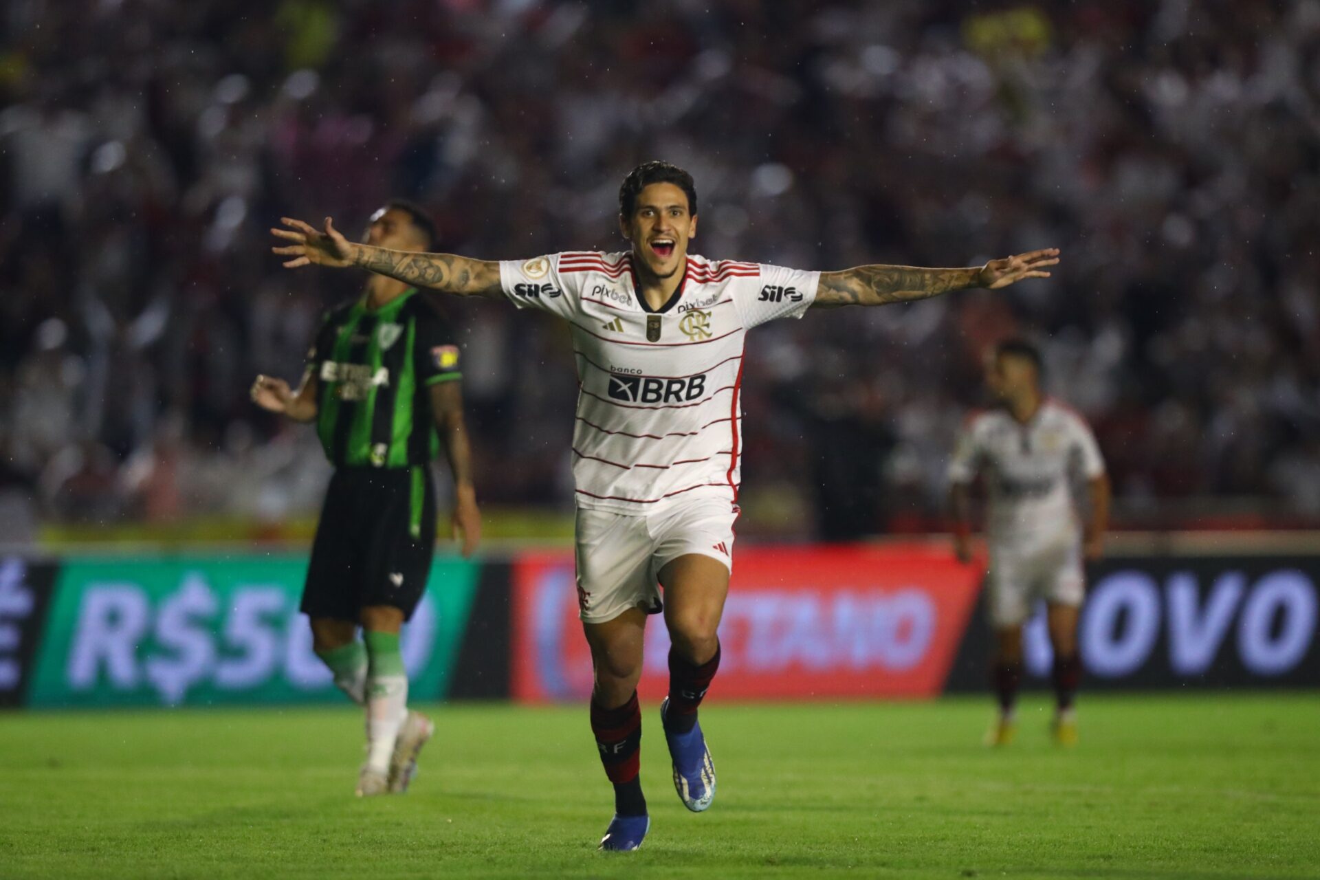 Flamengo vence o América-MG e pressiona a liderança do Palmeiras