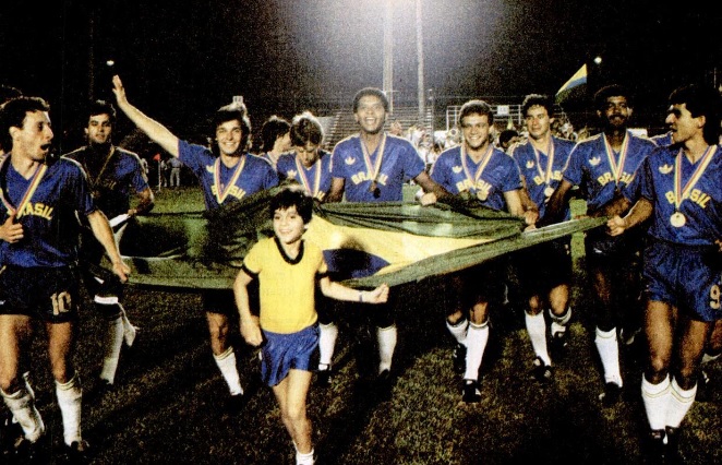 Seleção brasileira comemora o ouro no Pan de 1987 - Sergio Berezovsky/PLACAR
