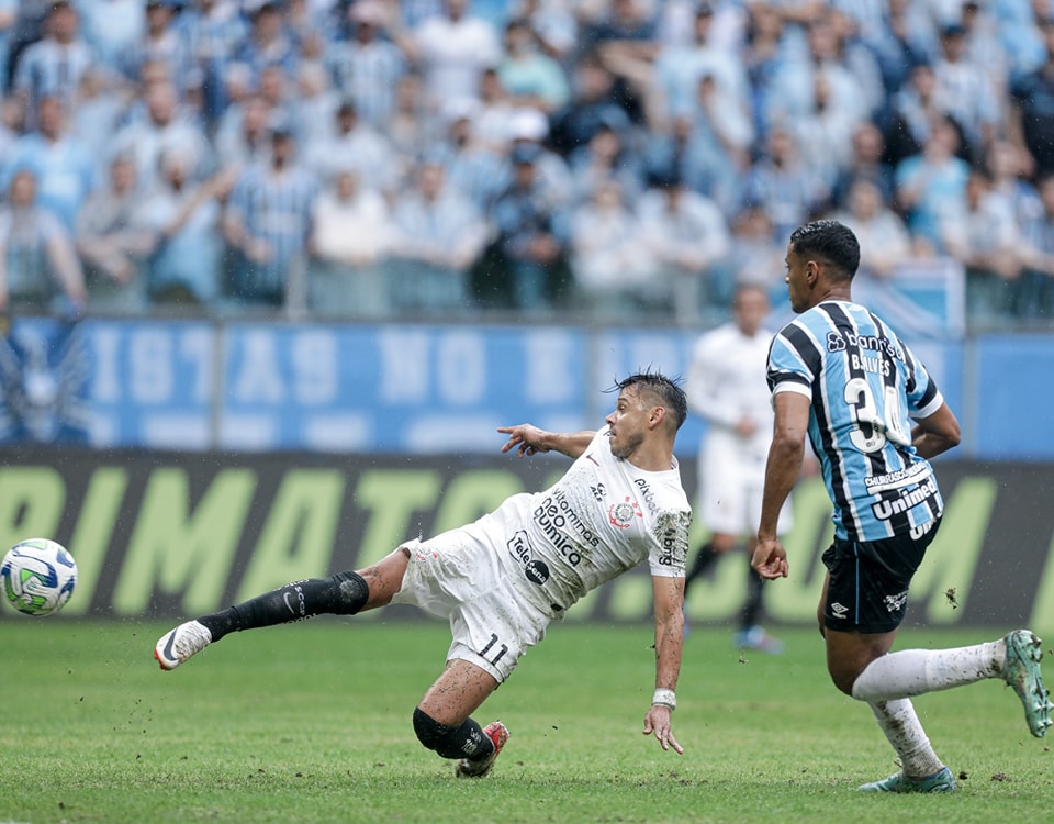 Caetano com a bola nos pés durante o jogo contra o Grêmio