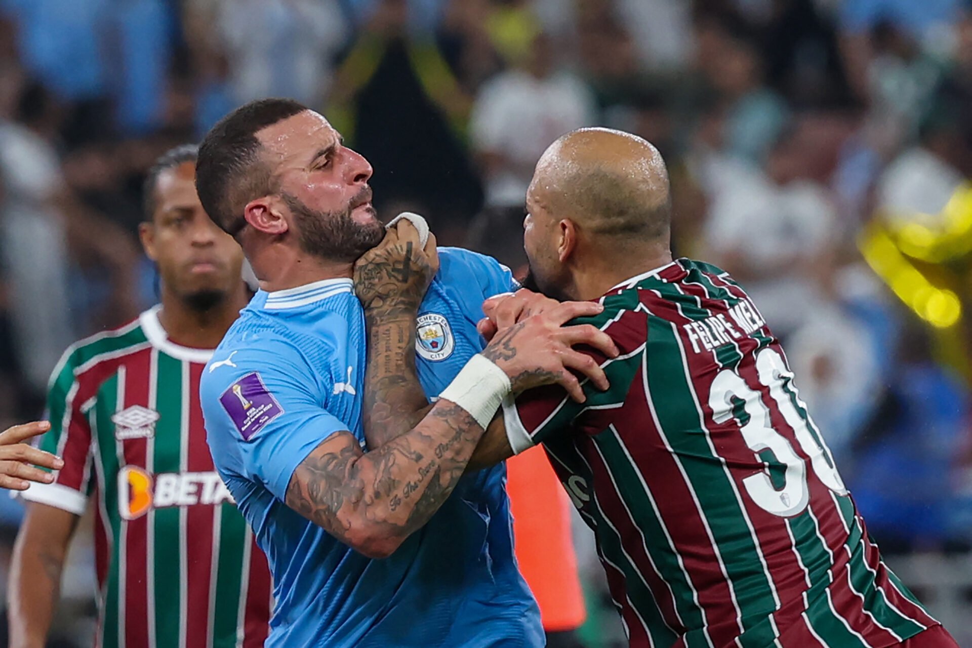 Felipe Melo tenta agredir Kyle Walker após o término da partida - Giuseppe Cacace/AFP