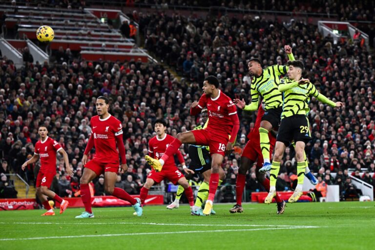 Arsenal empata com o Liverpool e segura a liderança da Premier League