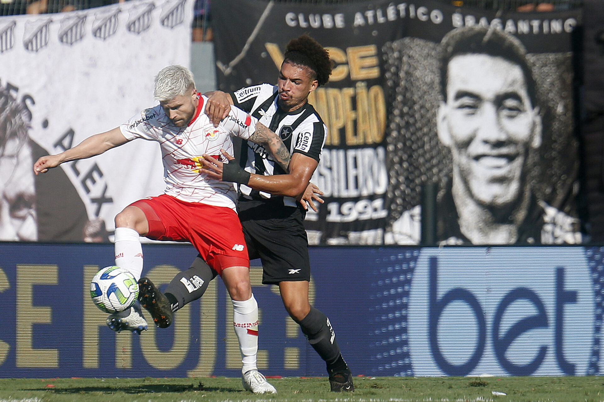 Fluminense busca empate e freia Flamengo na corrida pelo título