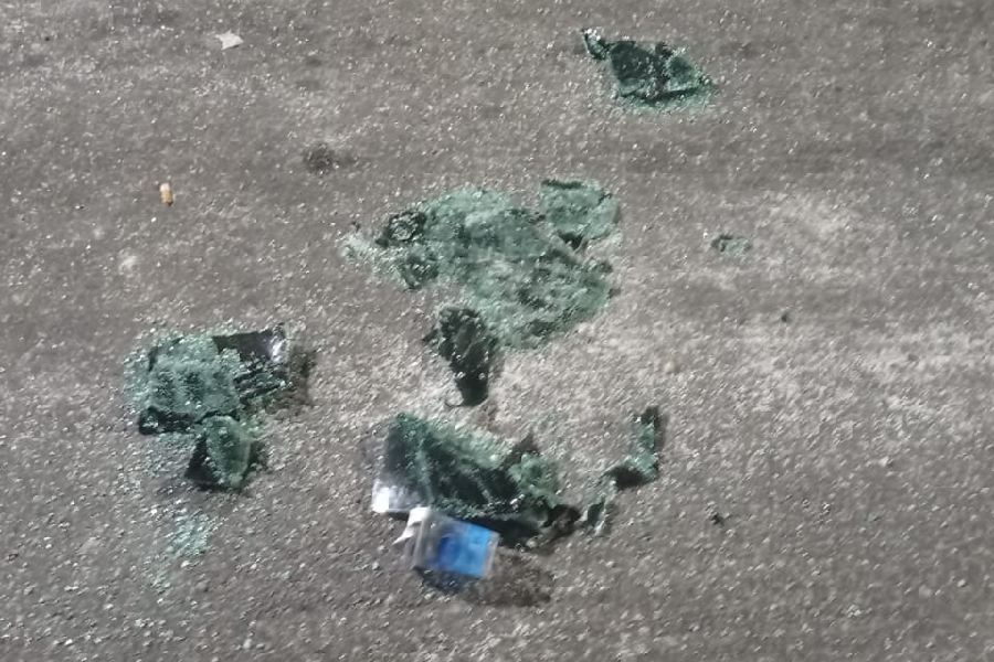 Estilhaços de vidro espalhados por diversas ruas e calçadas - Klaus Richmond/Placar