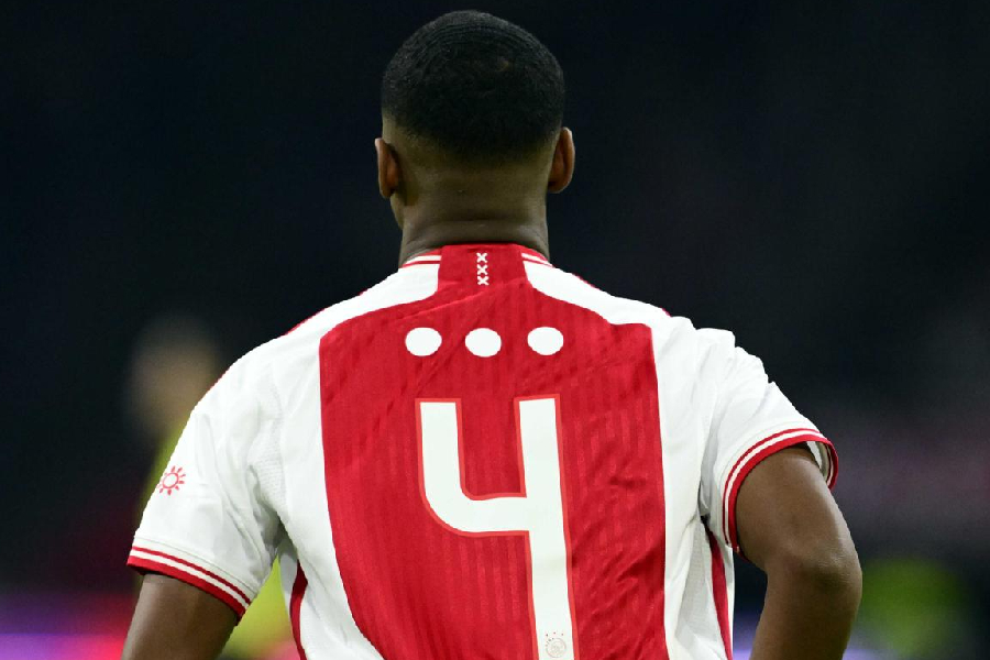 Por que a camisa do Ajax tem reticências no lugar do nome dos atletas