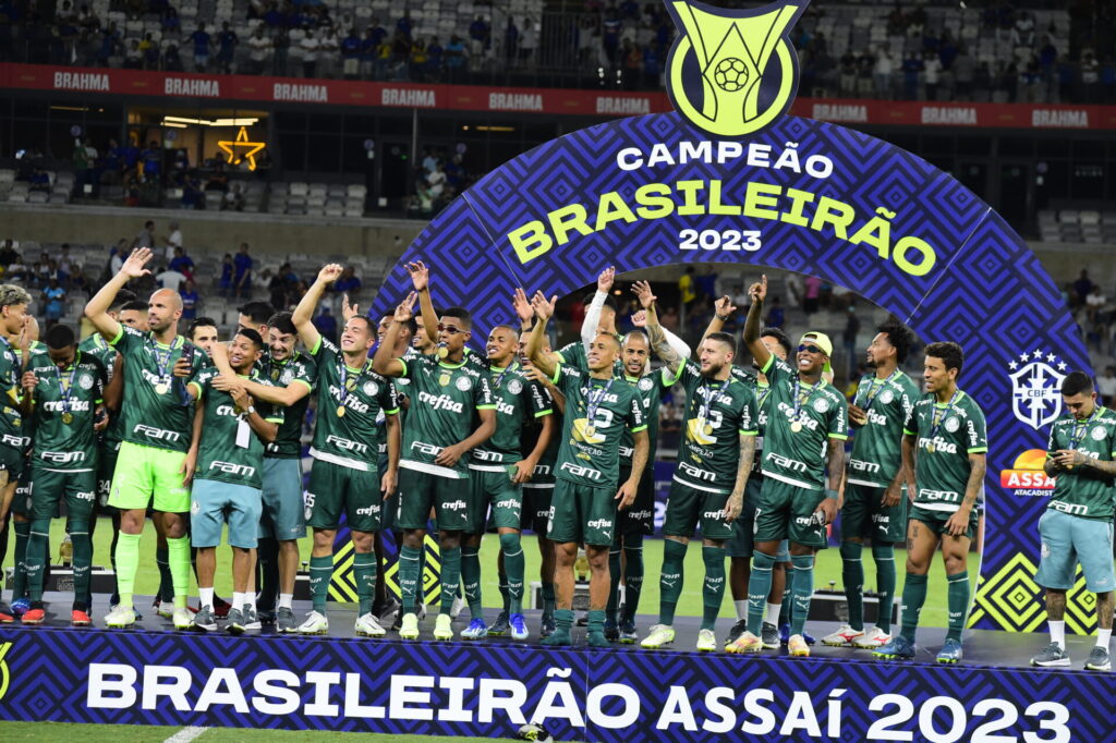 Palmeiras ergue a taça do Brasileirão 2023 - Alexandre Battibugli/PLACAR