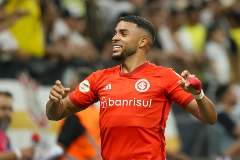 Inter vence o Corinthians em partida com despedida e homenagens