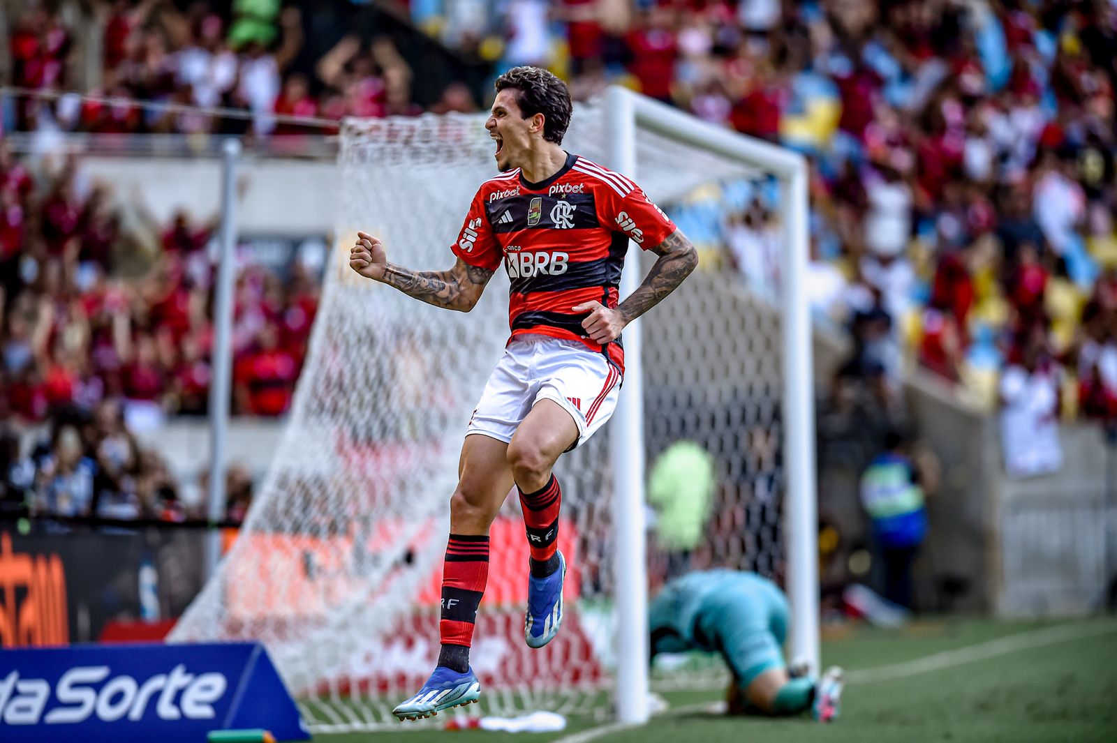 Fla marca com Léo Pereira nos acréscimos e vence Corinthians no Maracanã