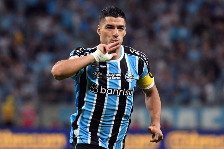 Luís Suárez se ofereceu para pagar multa para deixar o Grêmio