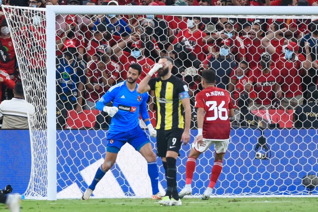 Goleiro El Shenawy comemora após defender pênalti de Benzema em Al Ahly x Al-Ittihad pelo Mundial de Clubes - Al Ahly/Divulgação