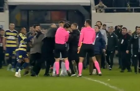 Campeonato Turco é suspenso após presidente de clube dar soco no rosto de árbitro