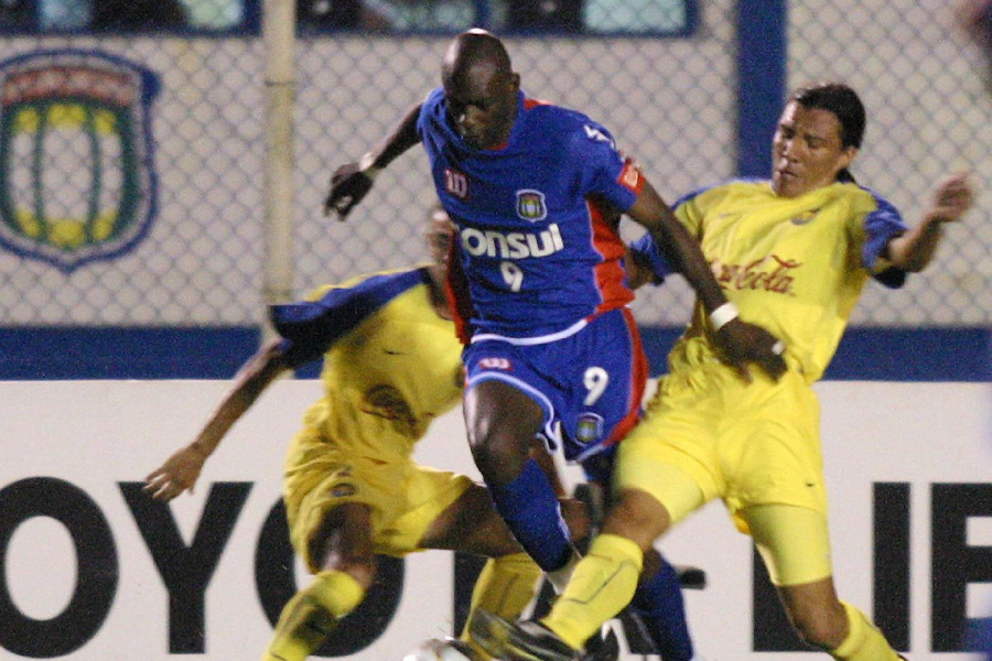 Somália foi o grande destaque do São Caetano na Libertadores de 2004 - Caetano Barreira/EFE