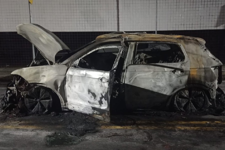 Um dos carros queimados nos arredores do estádio - Klaus Richmond/Placar