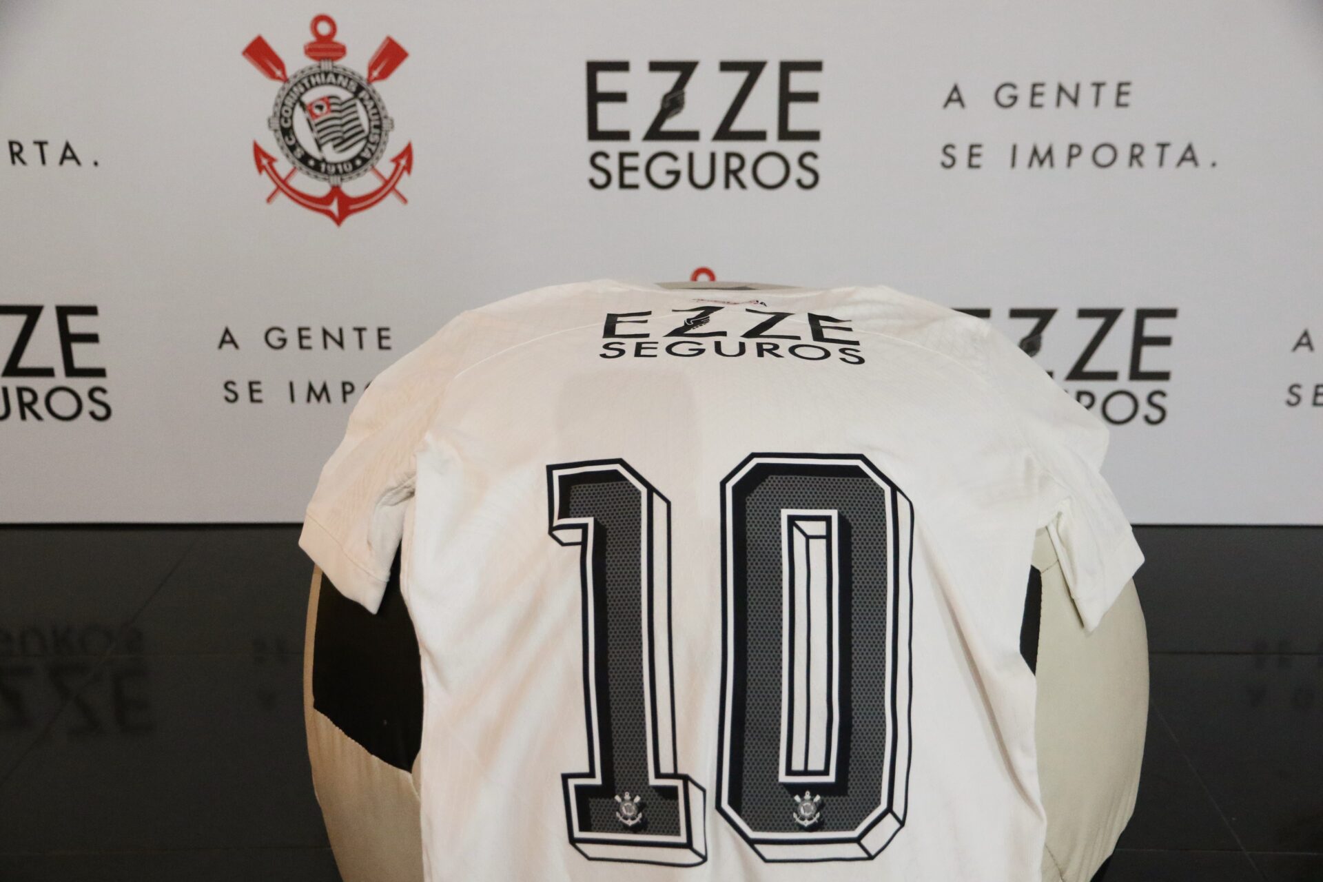 Corinthians fecha patrocínio com EZZE Seguros para uniforme em 2024