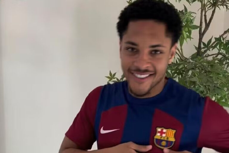 Presente de Natal: Vitor Roque já veste a camisa do Barcelona