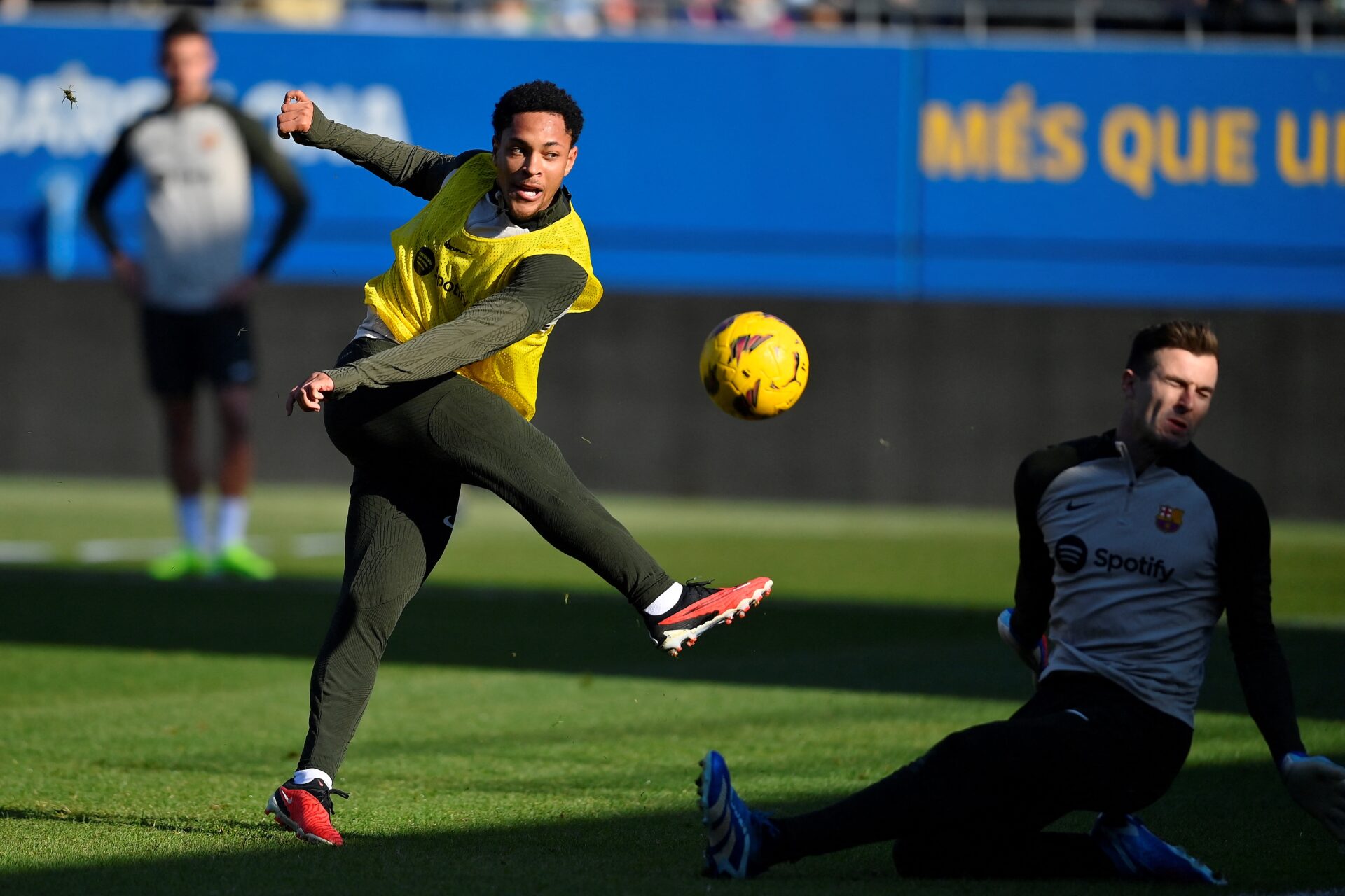 Vitor Roque ganha camisa 19 no Barcelona, mas estreia é incerta