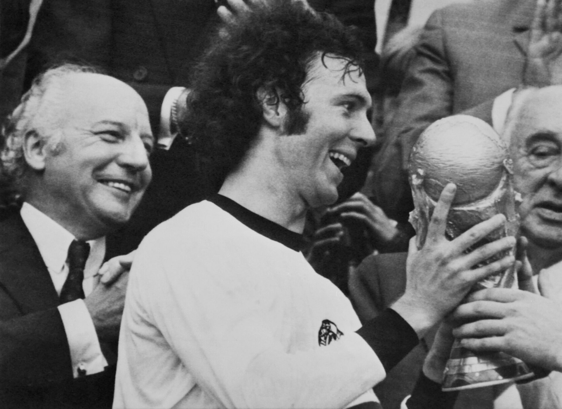 Capitão da Alemanha Ocidental, Franz Beckenbauer recebe a taça de campeão da Copa do Mundo de 1974 - AFP