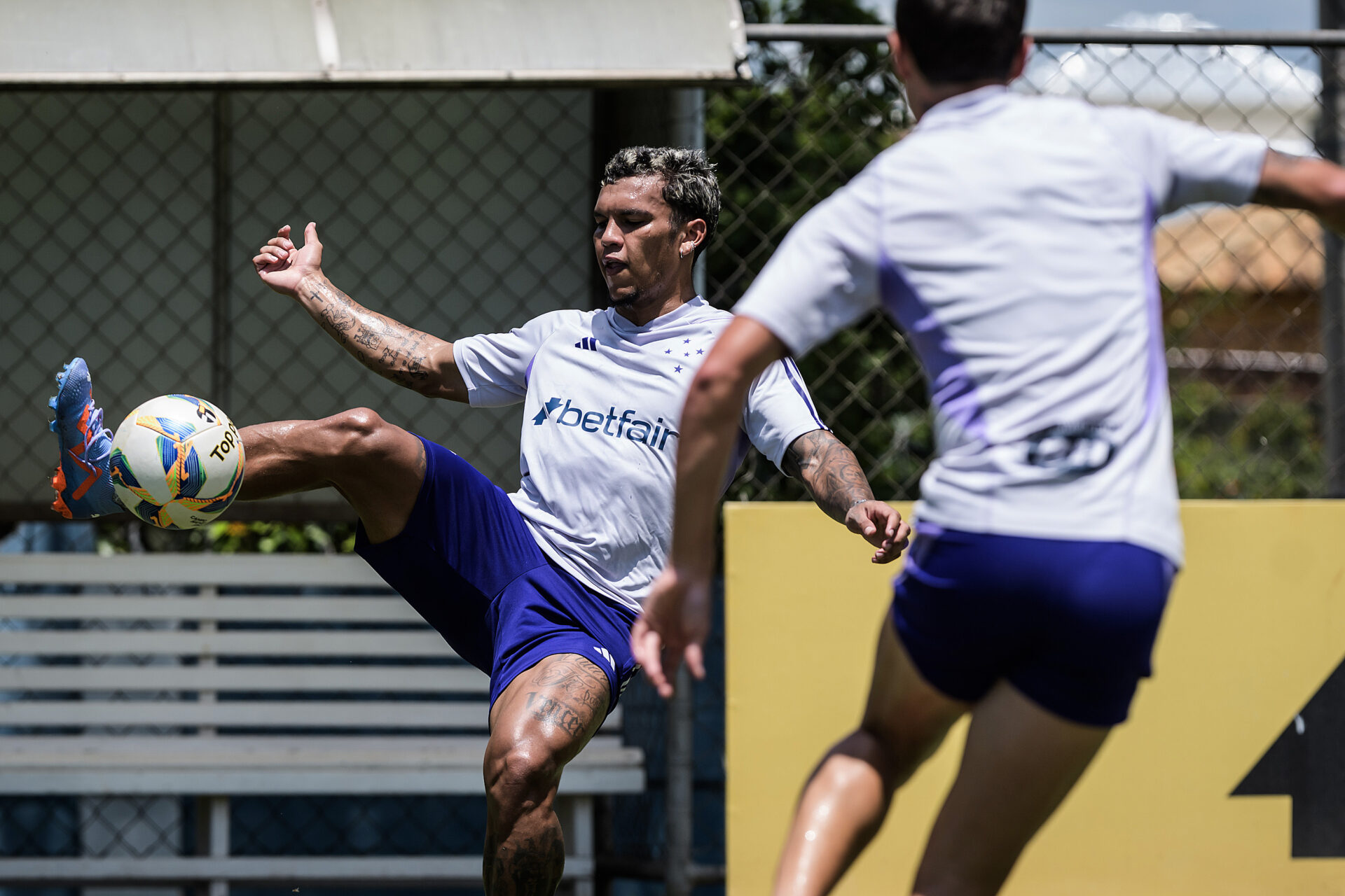 Gabriel Veron, atacante do Cruzeiro, sofre lesão e passará por cirurgia
