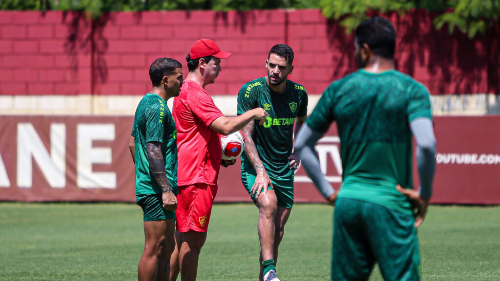 Diniz conversa com Terans e Renato Augusto no treino do Fluminense - LUCAS MERÇON / FLUMINENSE F.C.