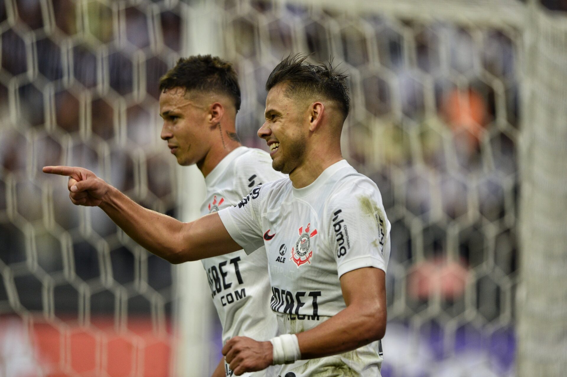 Corinthians estreia no Paulistão com vitória e Palmeiras cede empate