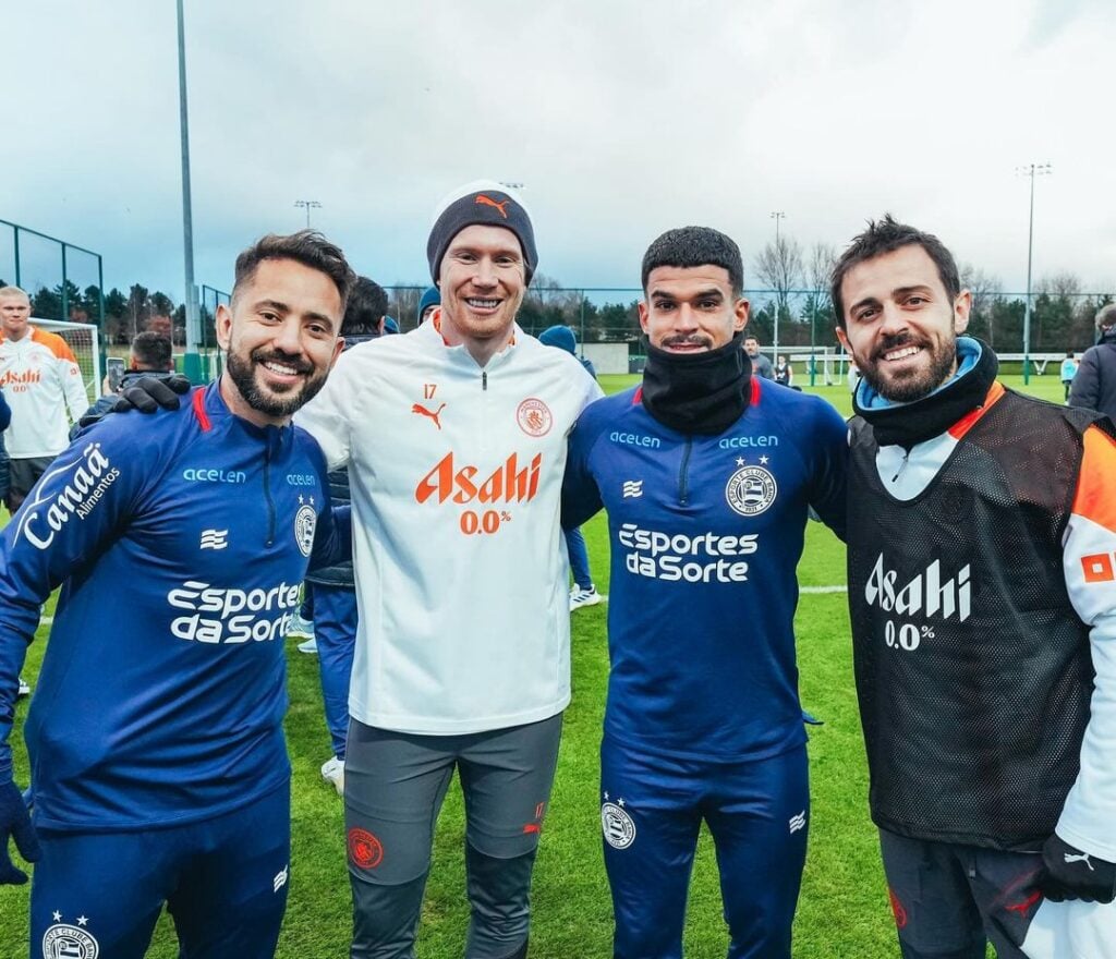 De Bruyne e Bernardo Silva posam com atletas do Bahia - Reprodução / Instagram