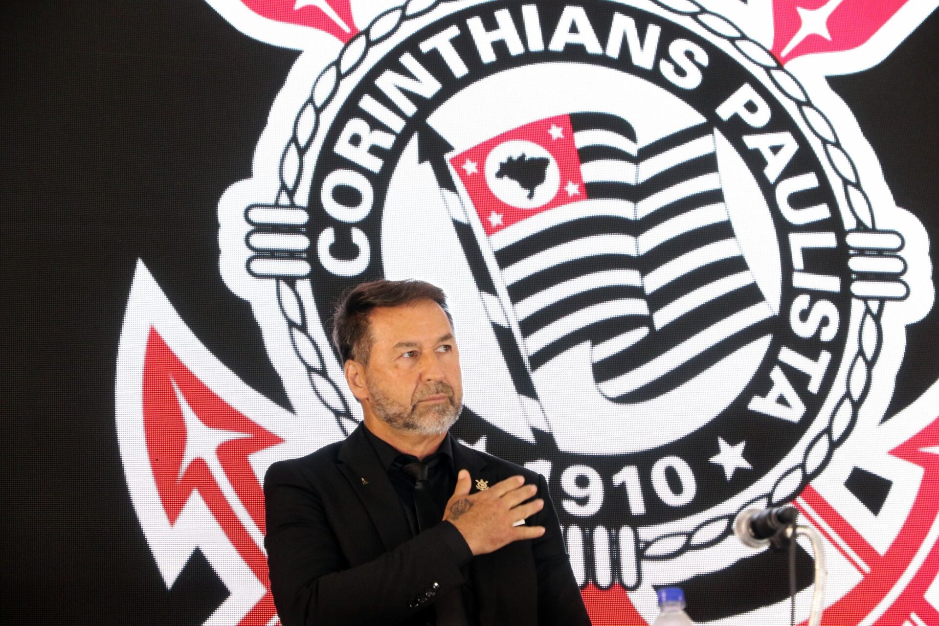 Corinthians: Matheuzinho, Veríssimo e Garro desgastam início da gestão Augusto Melo