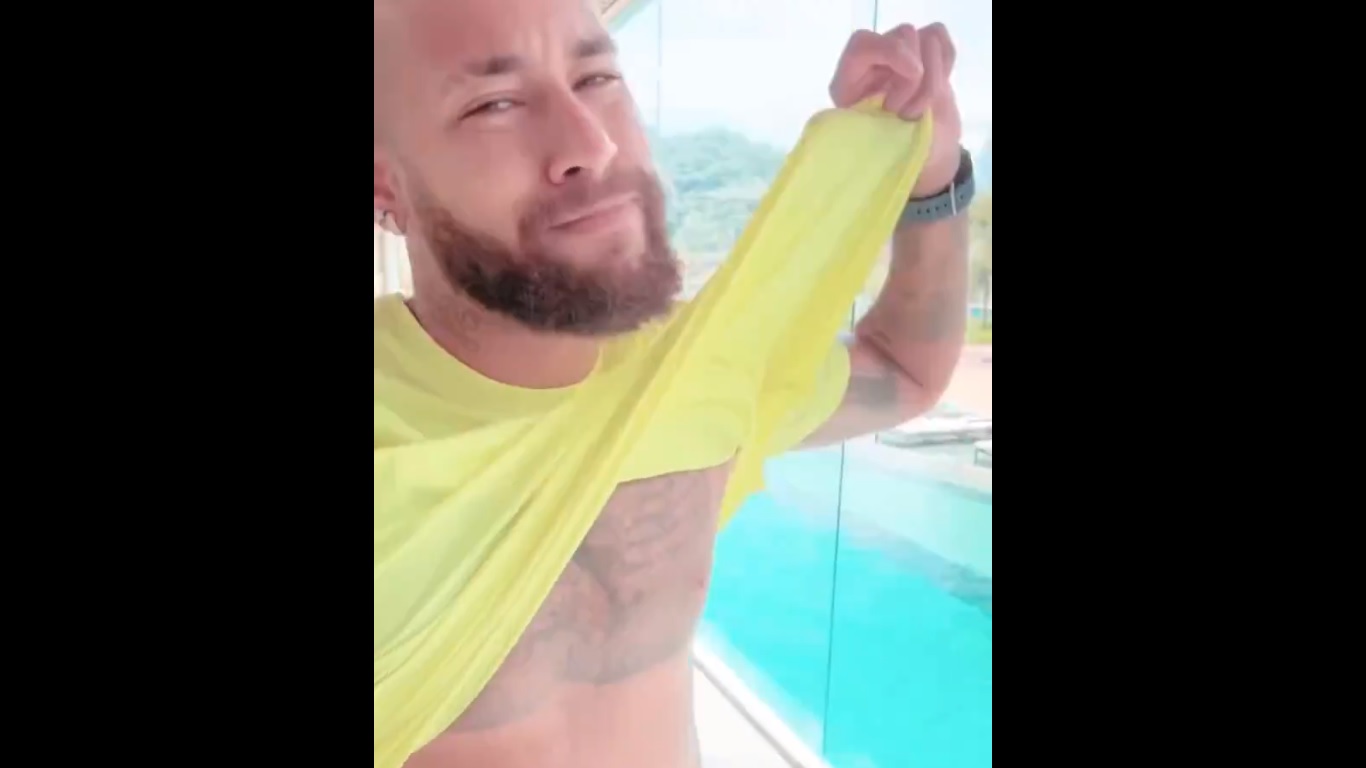 Neymar mostra barriga, nega estar gordo e diz: ‘chupa, haters’