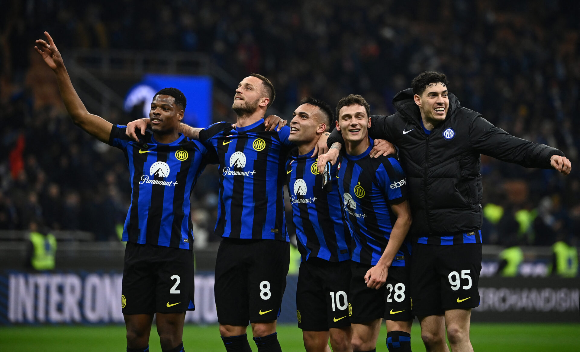 Denzel Dumfries, Marko Arnautovic, Lautaro Martínez, Benjamin Pavard e Alessandro Bastoni comemoram vitória da Inter de Milão - Isabella Bonotto/AFP