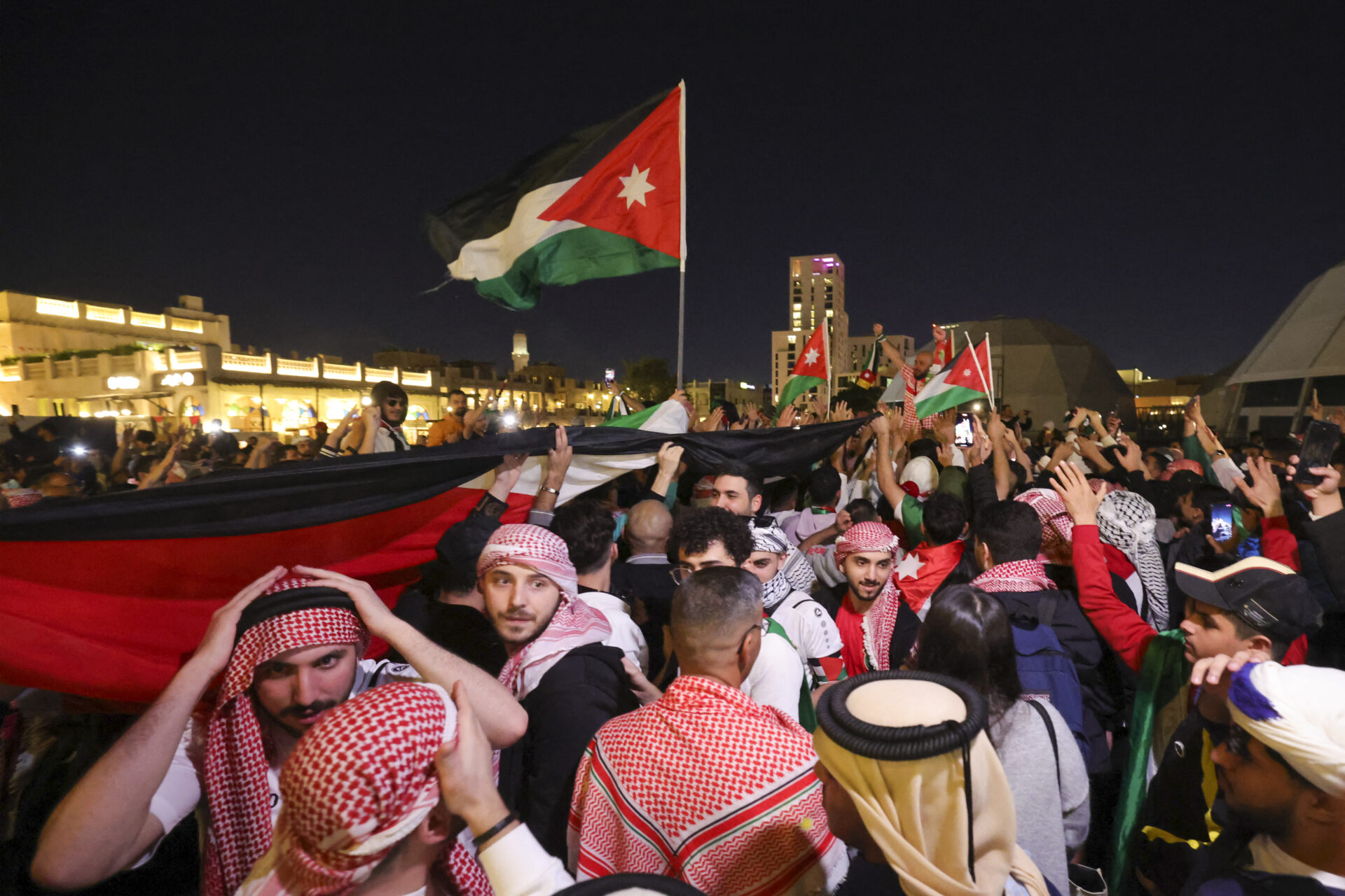 Torcedores da Jordânia comemoram a classificação inédita para a final da Copa da Ásia - Giuseppe Cacace/AFP